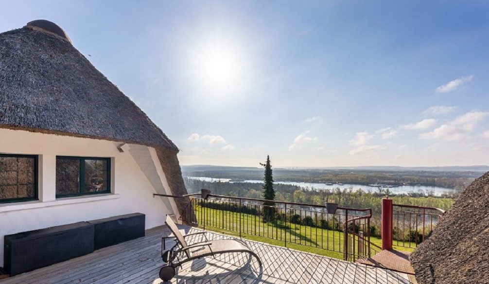 Terrasse du solarium sous la chaumière