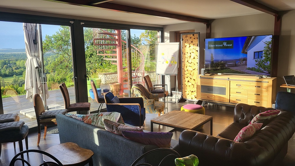 Salon avec canapés et baies vitrées sur la vallée