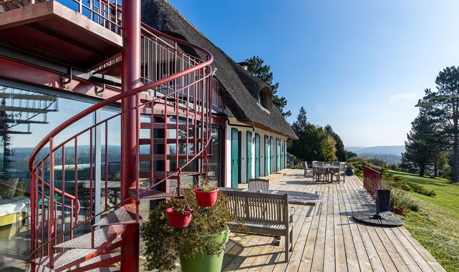 La chaumière et son escalier extérieur rouge, vue du parc