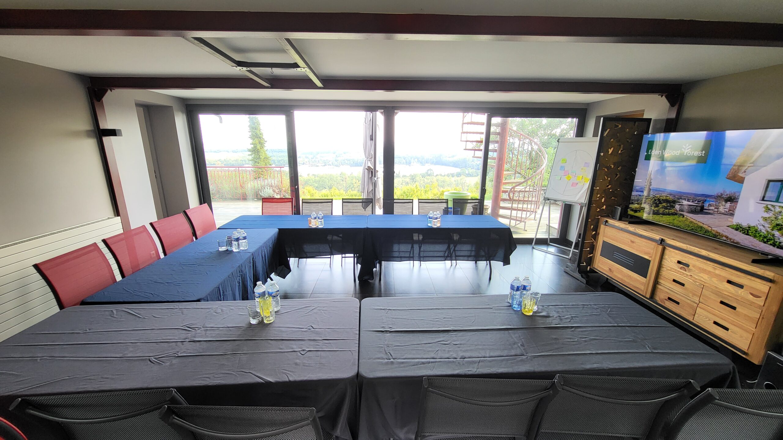 Salle plénière avec tables en U et vue sur la Seine