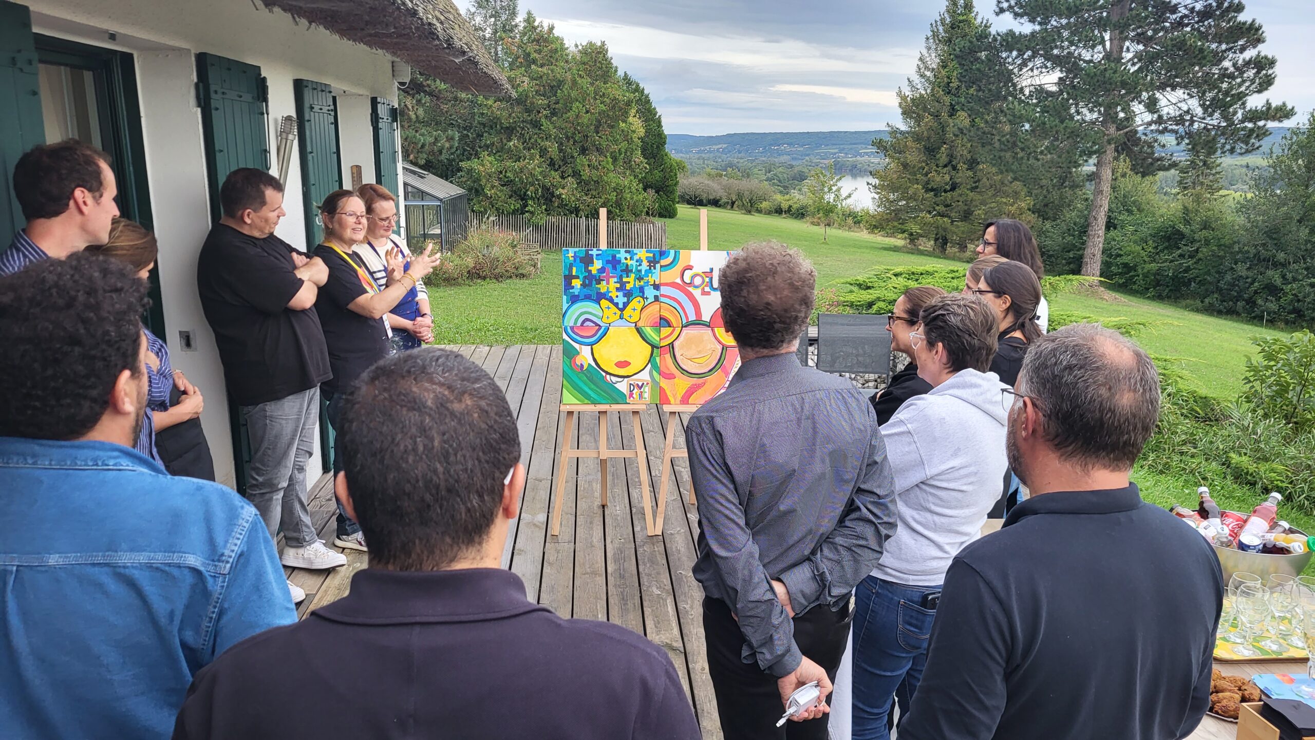 Participants en atelier de cohésion dans le parc, autour d'un paper-board